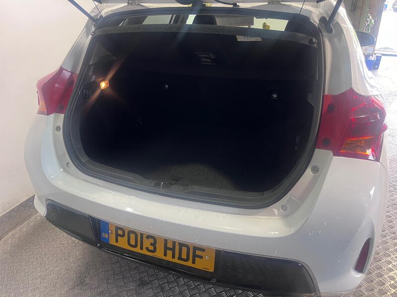 TOYOTA AURIS